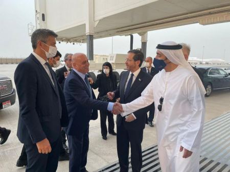 رئيس الدولة والوزيران فريج وهندل : لتقديم واجب العزاء بوفاة رئيس الإمارات